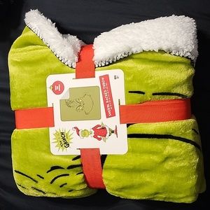 NWT The Grinch sherpa backed throw